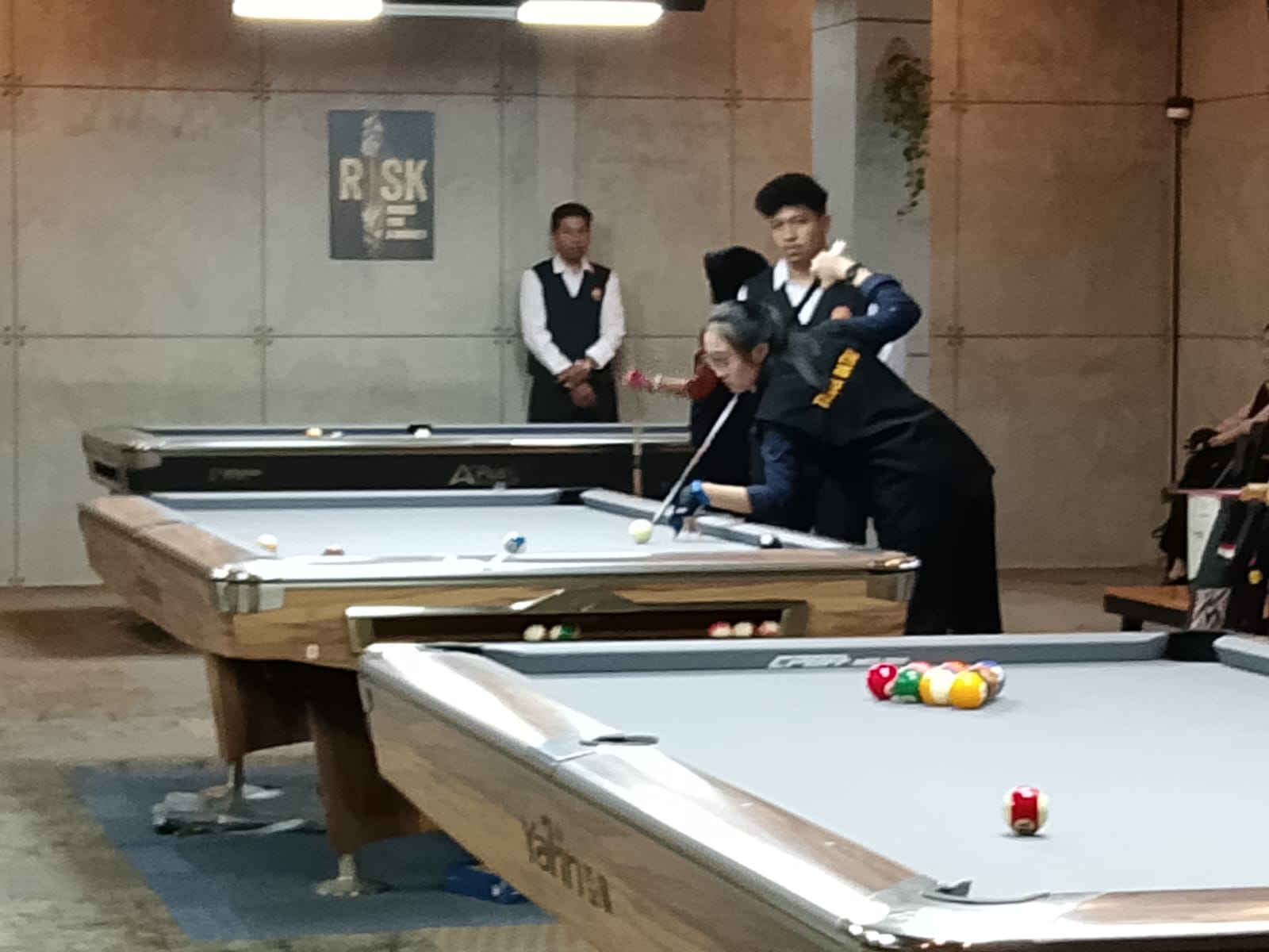 Atlit bilyard Tanahdatar Cindi sedang bertanding melawan atlit asal Padang Pariaman. (chandra antoni)